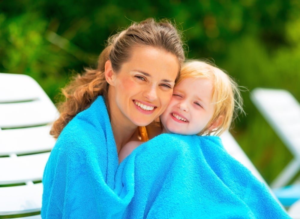 Mor og barn med håndklæde
